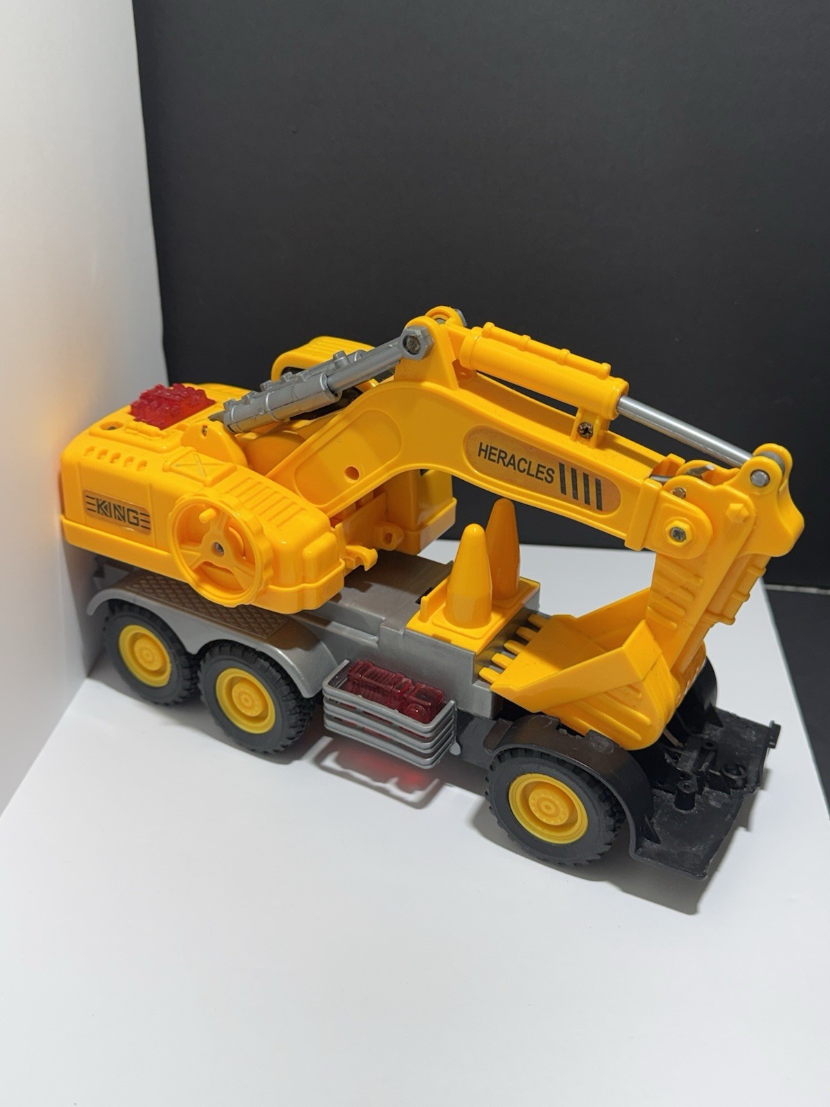 Construction Fleet 8” Excavator Toy – Heavy‑Duty Plastic, Broken in Front