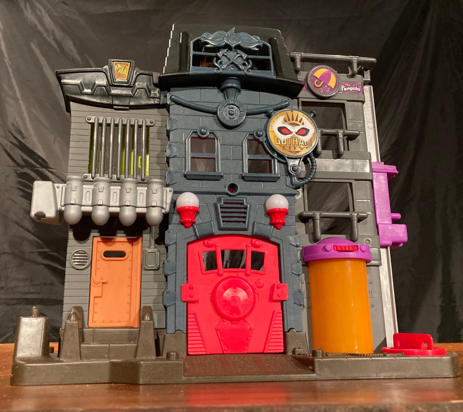 Batman Penguin’s Lair Action Figure Diorama near 1/24 Excellent LN