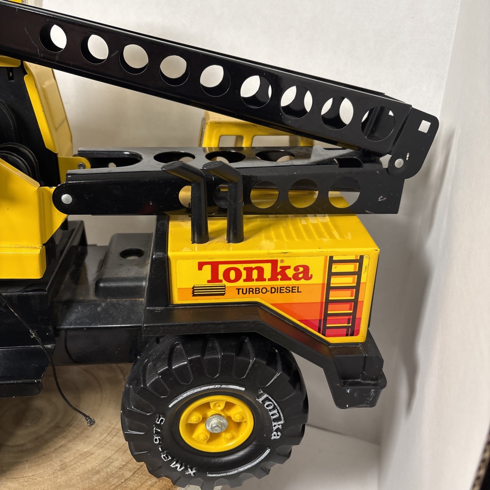 Vintage Die Cast Tonka Turbo Diesel XMB 975 Clam Bucket Crane Truck (No Bucket)