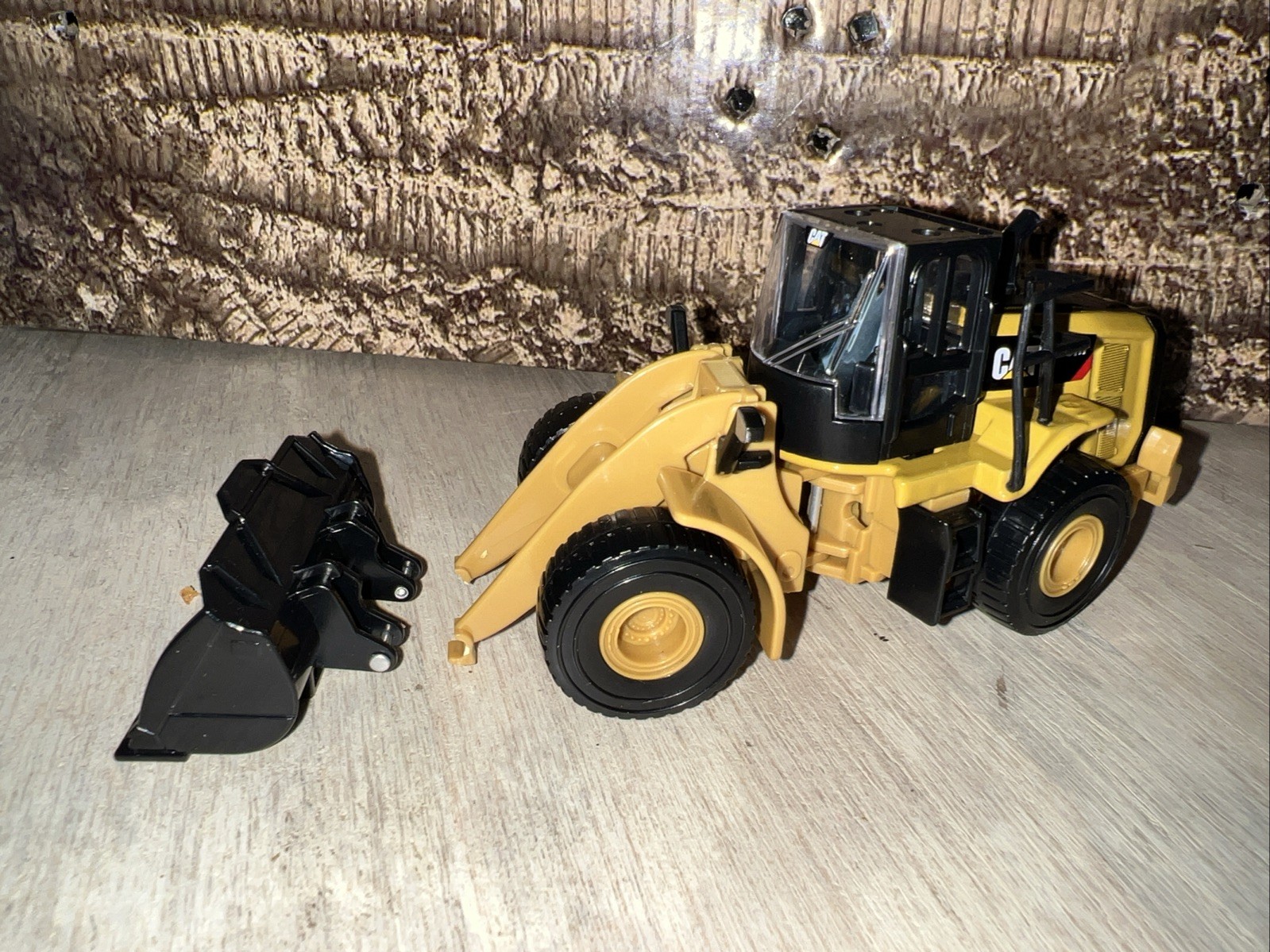 CAT Caterpillar 950M Wheel Loader 1:64 Scale Model Diecast Masters *BROKE SHOVEL