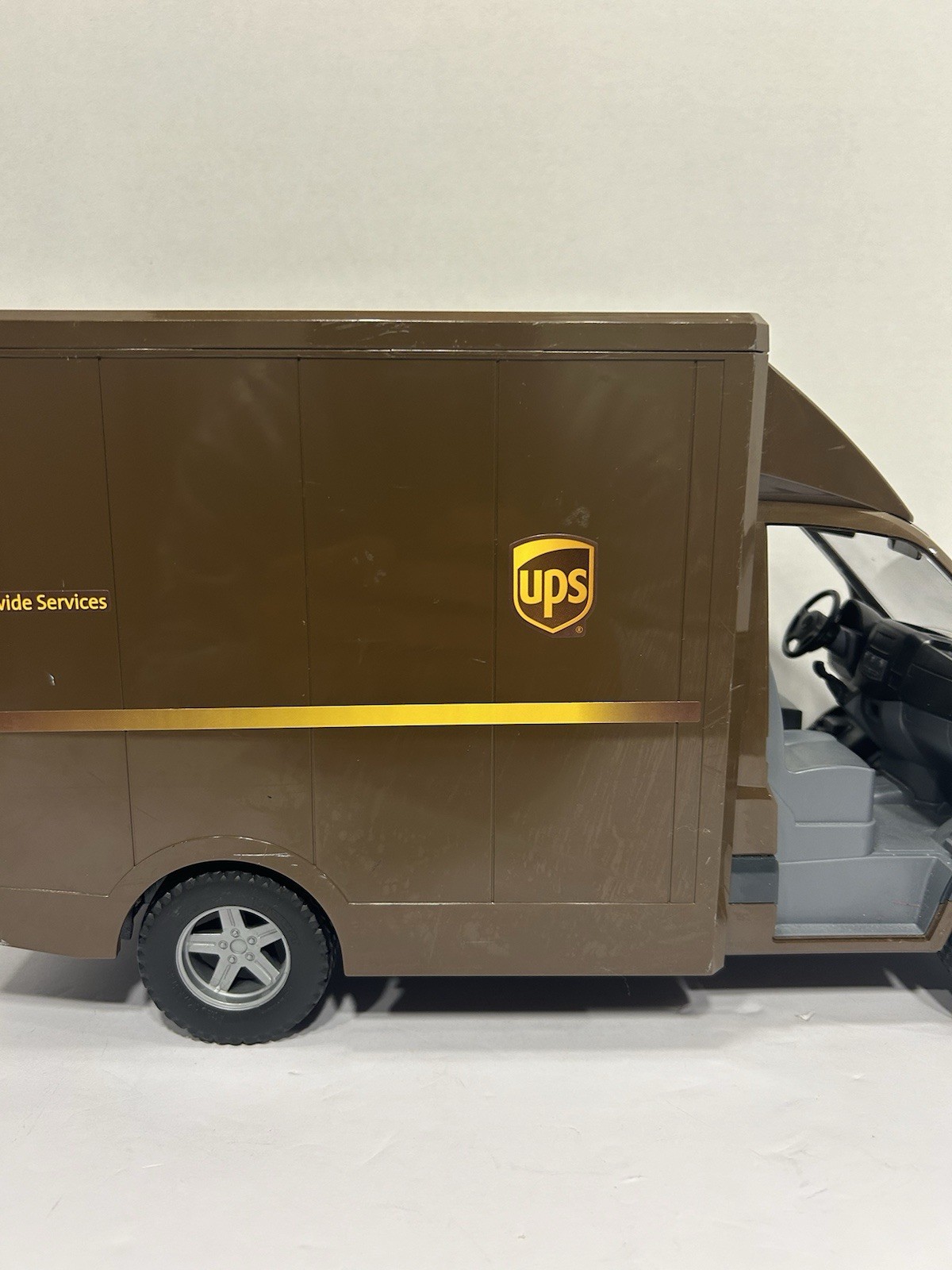 UPS Delivery Truck Mercedes Benz Sprinter 2006 Bruder 17”