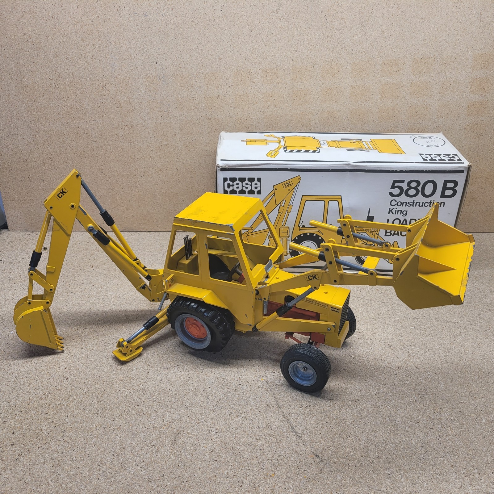 VTG Case 580B Construction King “Red Belly” Backhoe 1/16 – Gescha – W. Germany