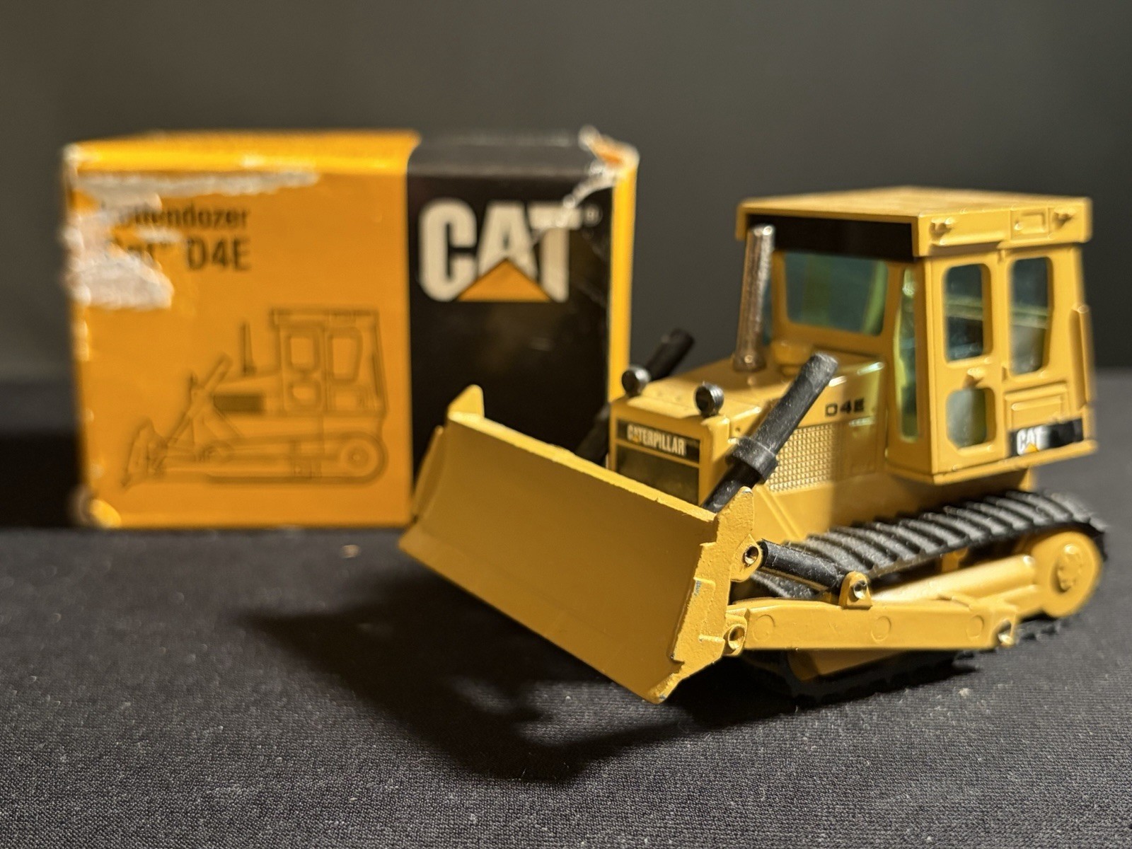 NZG CAT D4E Dozer with Cab Track Type Tractor Kettendozer 1:50