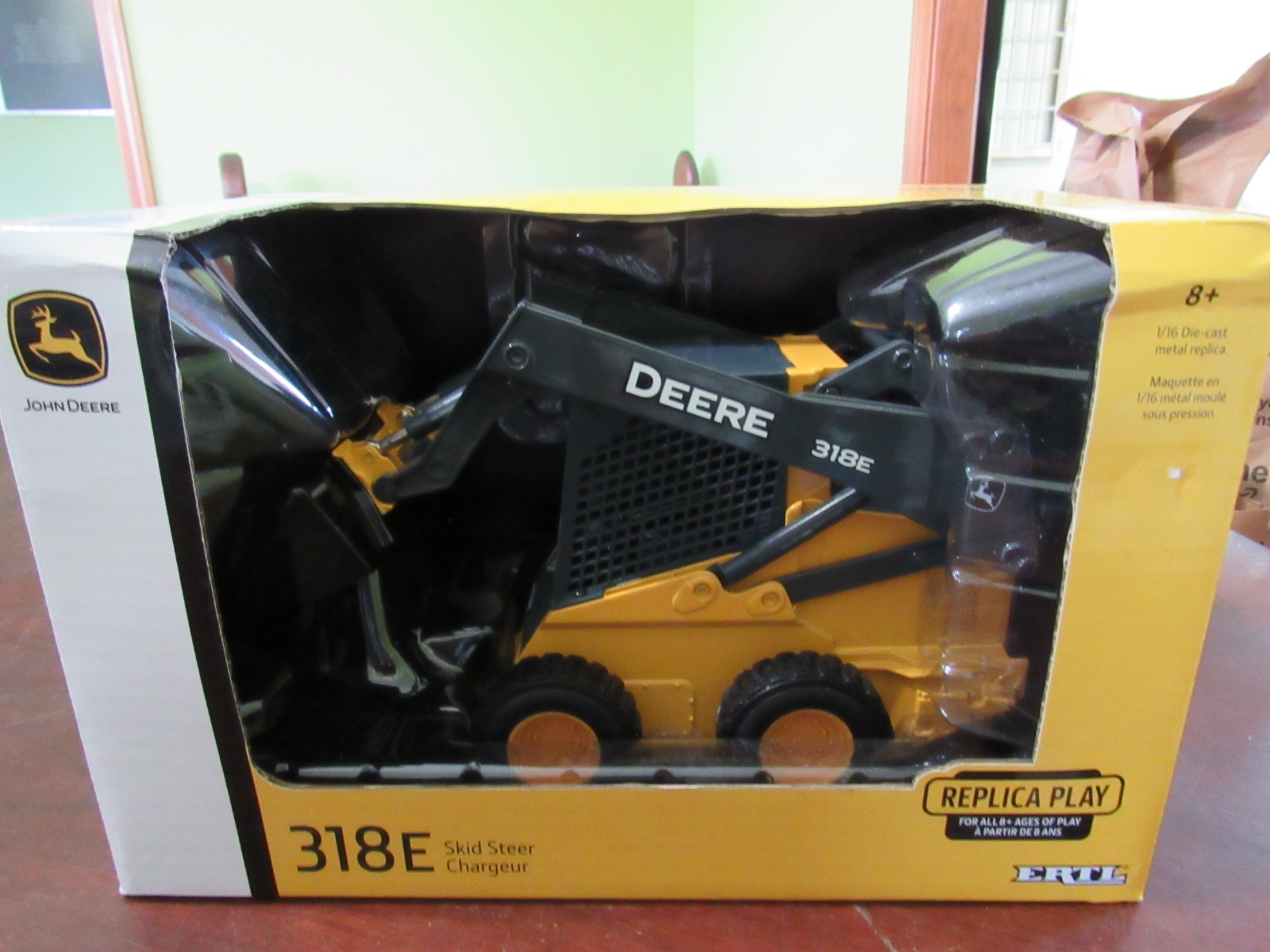 ERTL 1/16 JOHN DEERE 318E SKID STEER – NIB – NEVER DISPLAYED