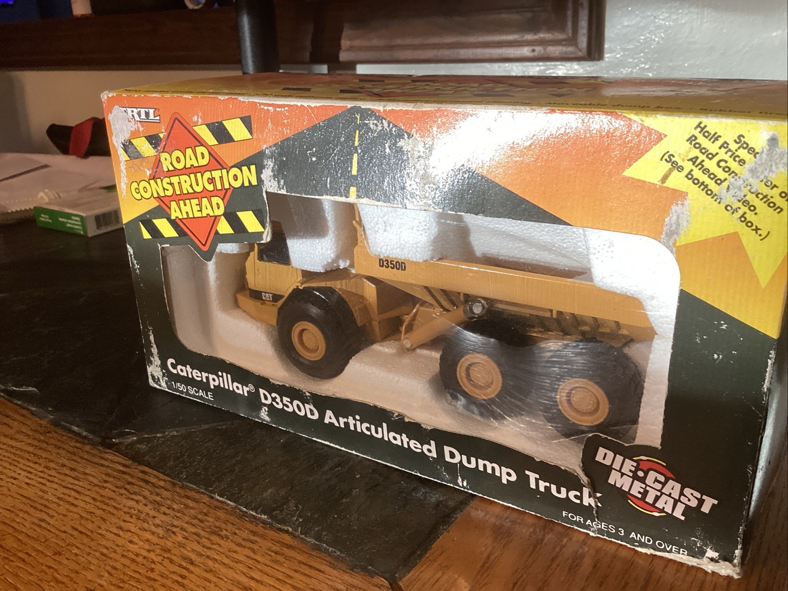 Ertl 2431 • Caterpillar • CAT D350D Articulated Dump Truck • 1:50 Scale