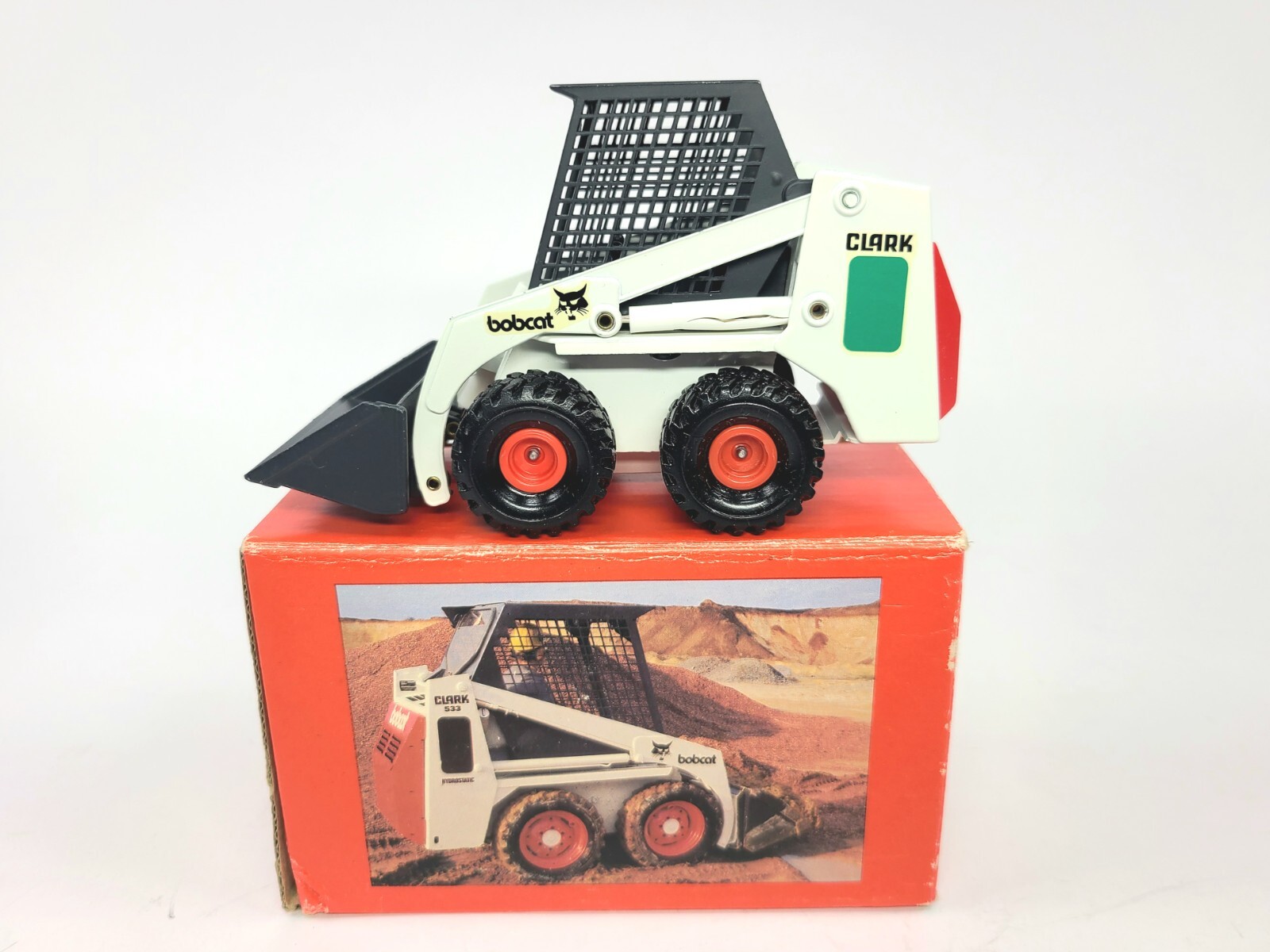 Bobcat 631 Green Skid-Steer Loader – Gama 1:19 Scale Diecast Model #9420-631