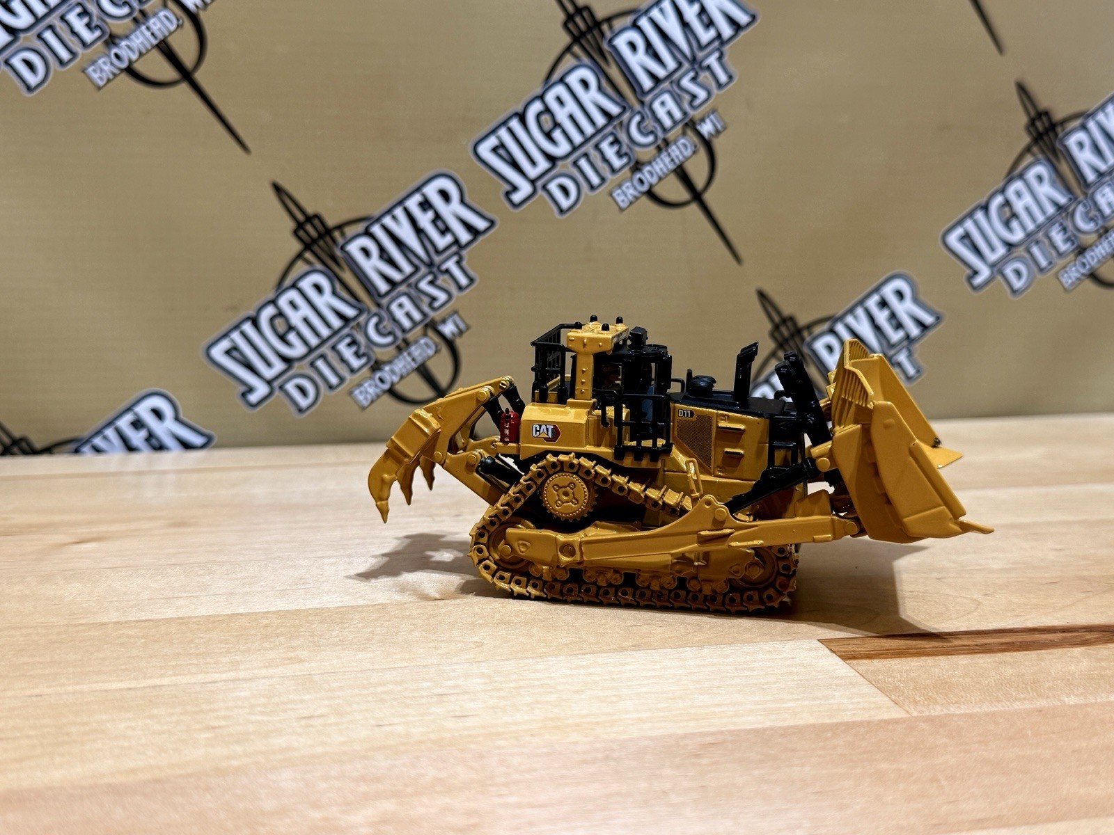HO 1/87 Caterpillar D11 Dozer TKN Design With Metal Tracks Diecast Masters 85777