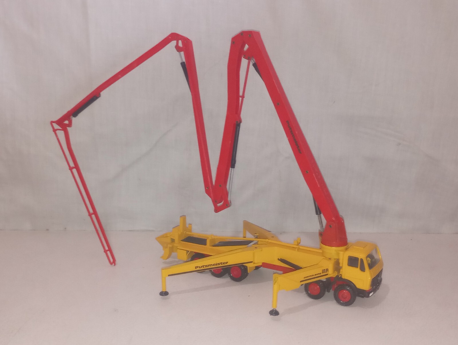 Conrad 1:50 Scale Putzmeister M52 Mercedes-Benz Concrete Placing Boom