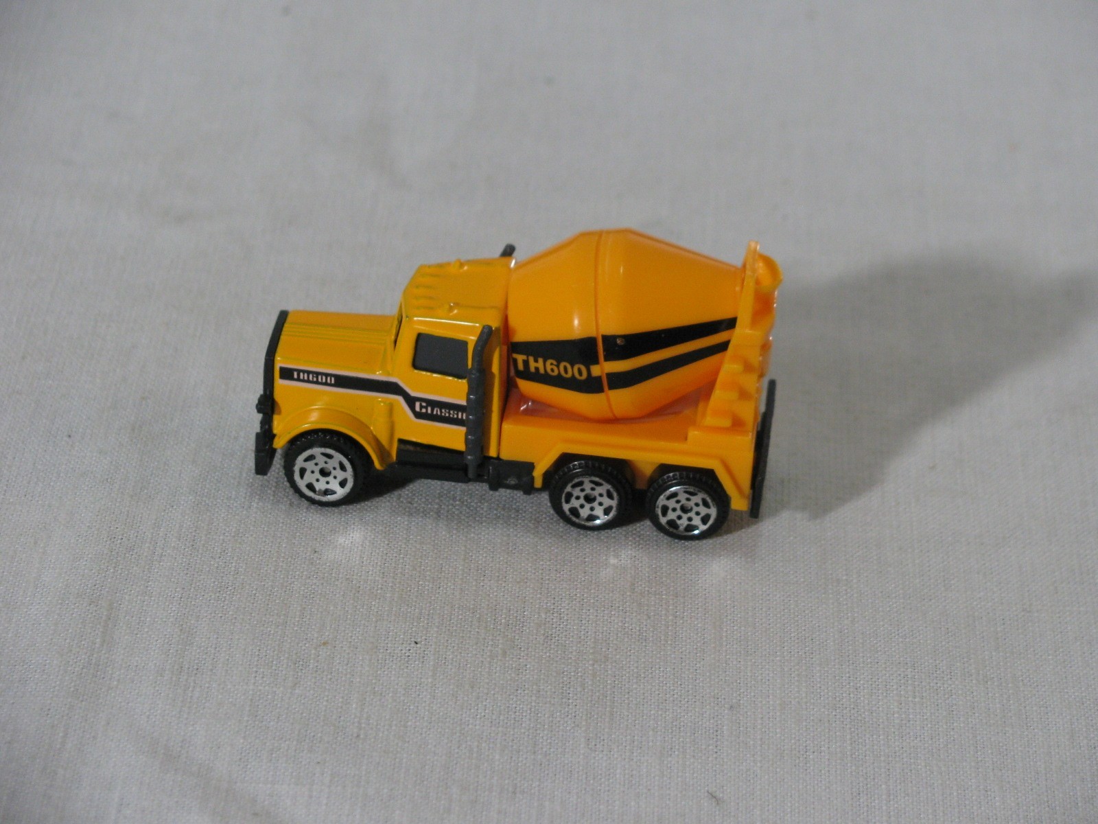 Unbranded 1:64 Scale Diecast TH600 Classic Cement Mixer Truck, Yellow