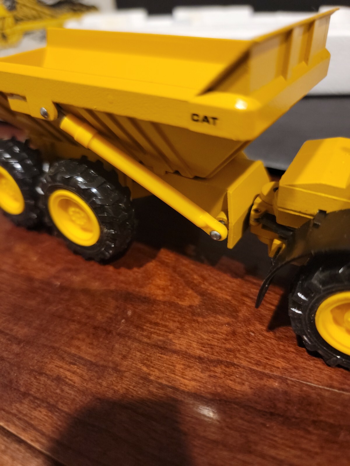 Conrad 2862 1:50 Scale Die-Cast CAT D400 Articulated Dump Truck #2862