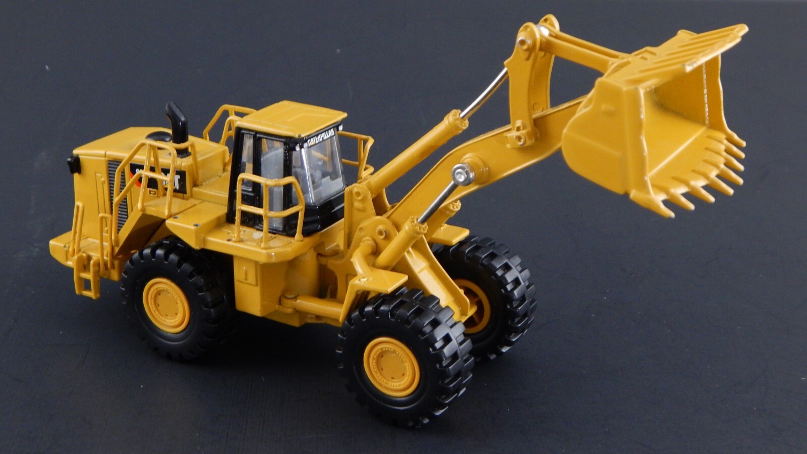 Norscot Caterpillar CAT 988H Collectible Diecast Model 1/64