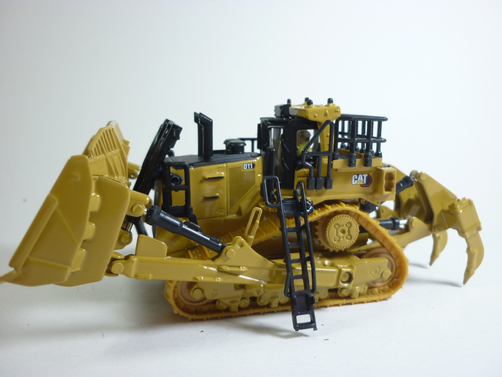 DieCast Masters 1:87 Caterpillar D11 Bulldozer Die-Cast Model TKN With OVP