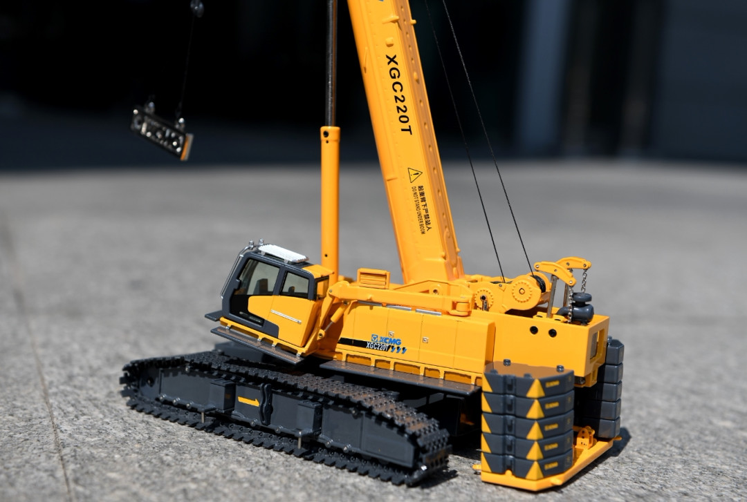 XCMG 1/50 XGC220T telescopic boom crawler crane alloy construction vehicle model