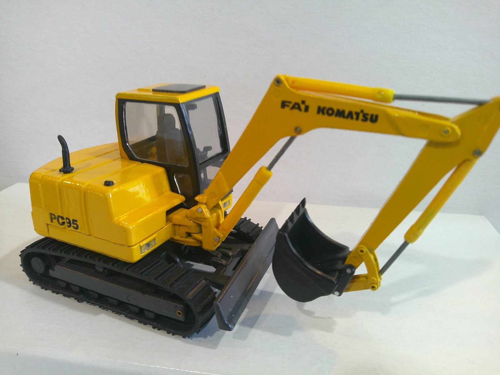 Old Cars FAJ Komatsu PC95 Track Type Backhoe & Blade 1/35 Scale Yellow Good++