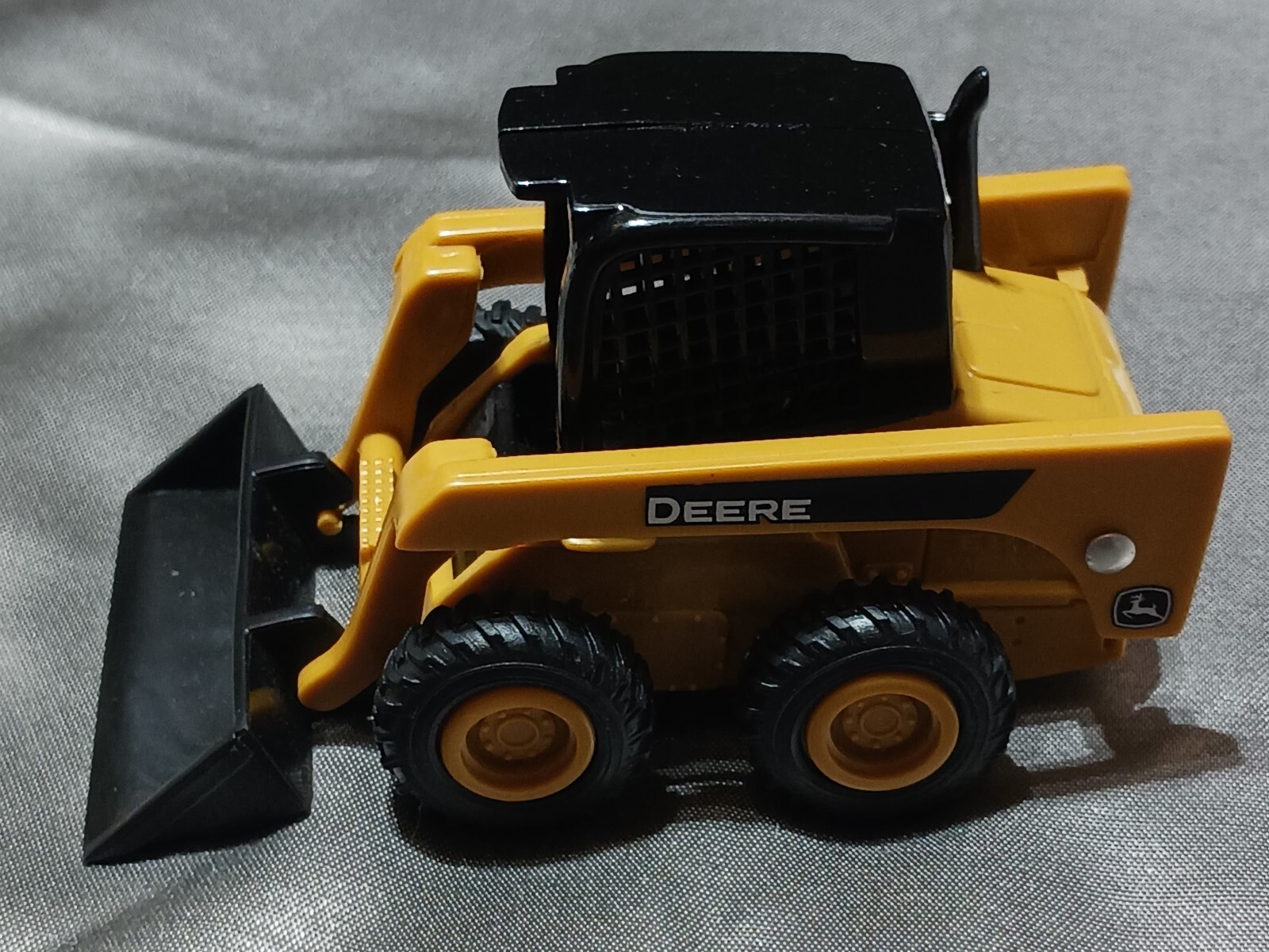 John Deere Skid Steer Loader 4″x2.5″ Hard Plastic Toy F0522YL02