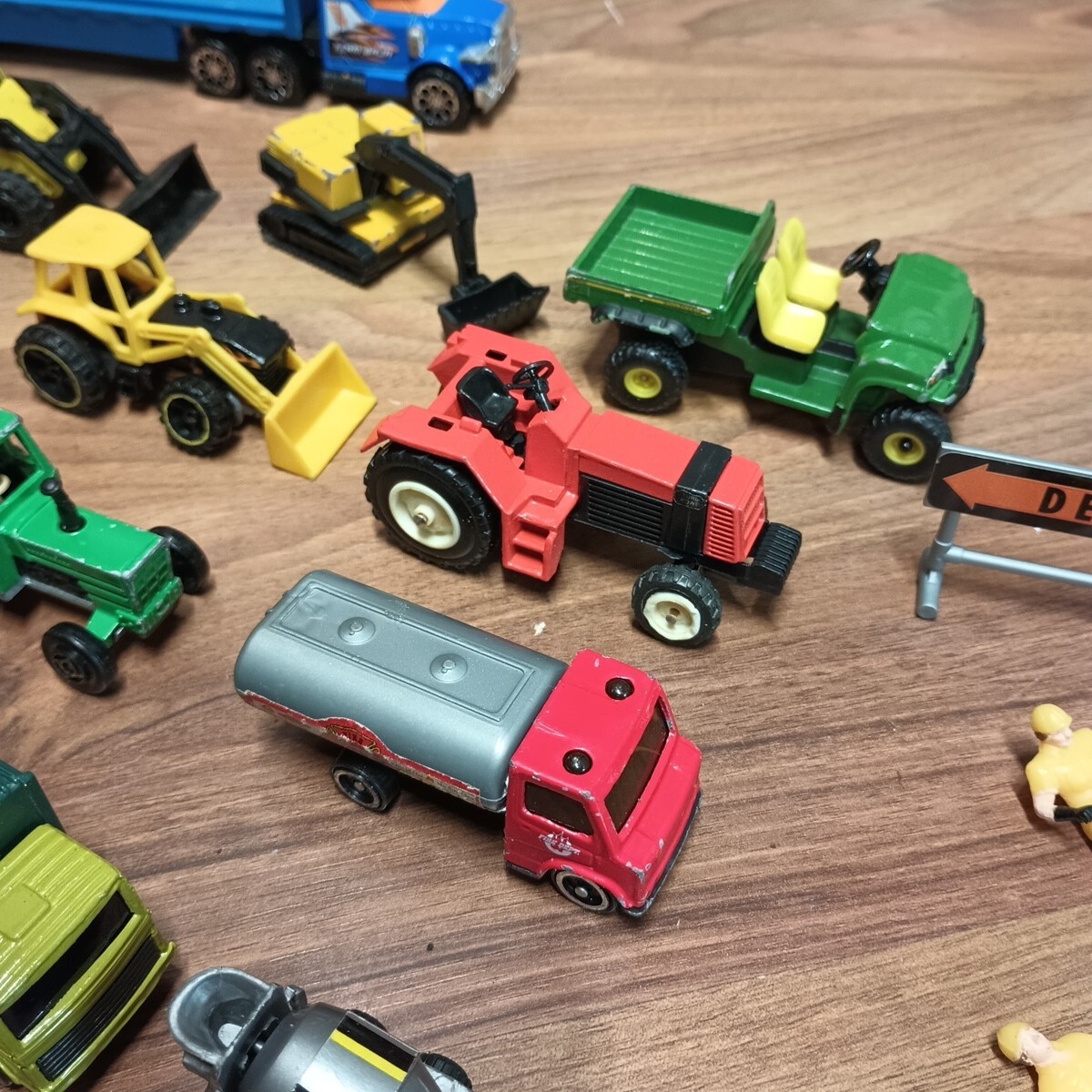 Toy Construction Vehicles Semis/Dozer/Dump Truck/Tow Truck/Mixer 1/64 Lot Of 20+