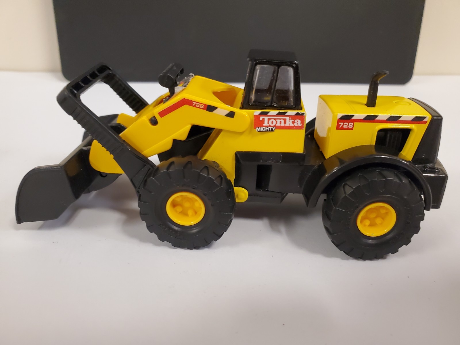 Maisto Hasbro Metal & Plastic 1998 Mighty Tonka Mini 728 Front Loader, 5.5″