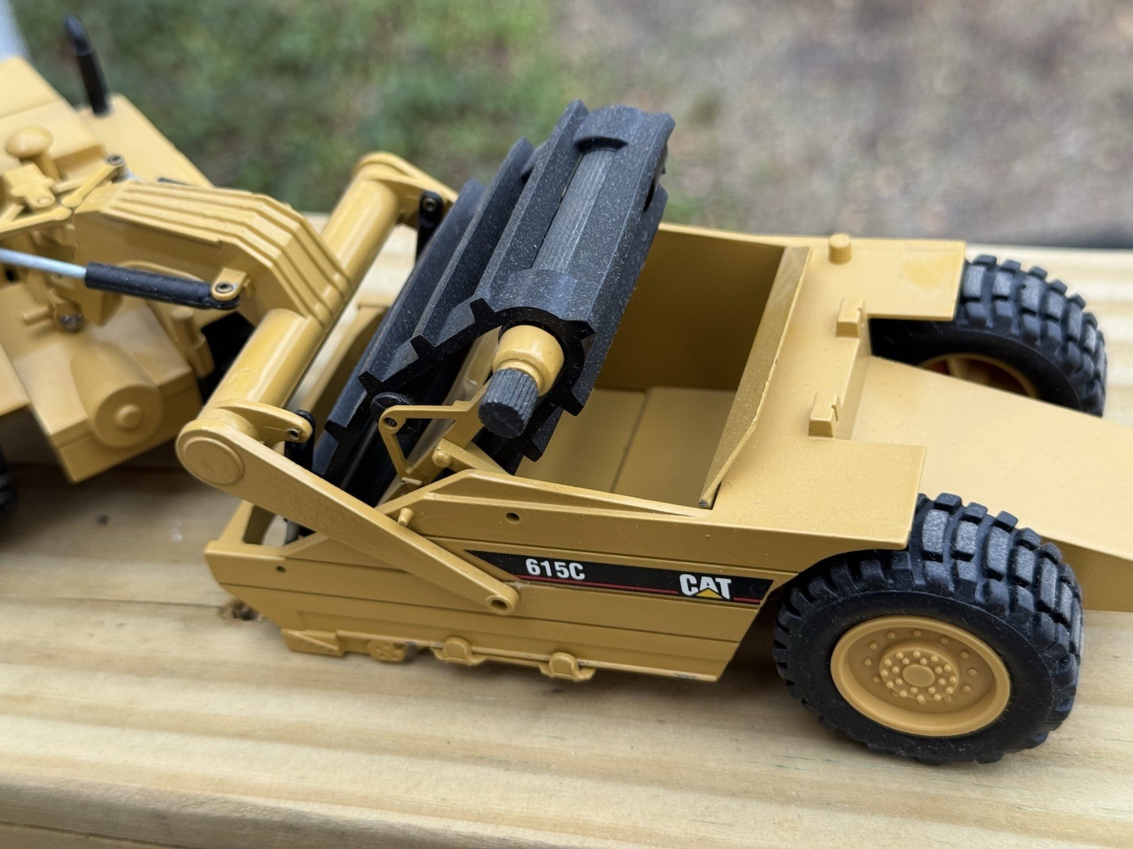 1:50 Cat 615C Elevating Scraper NZG Caterpillar Rare Has Box.