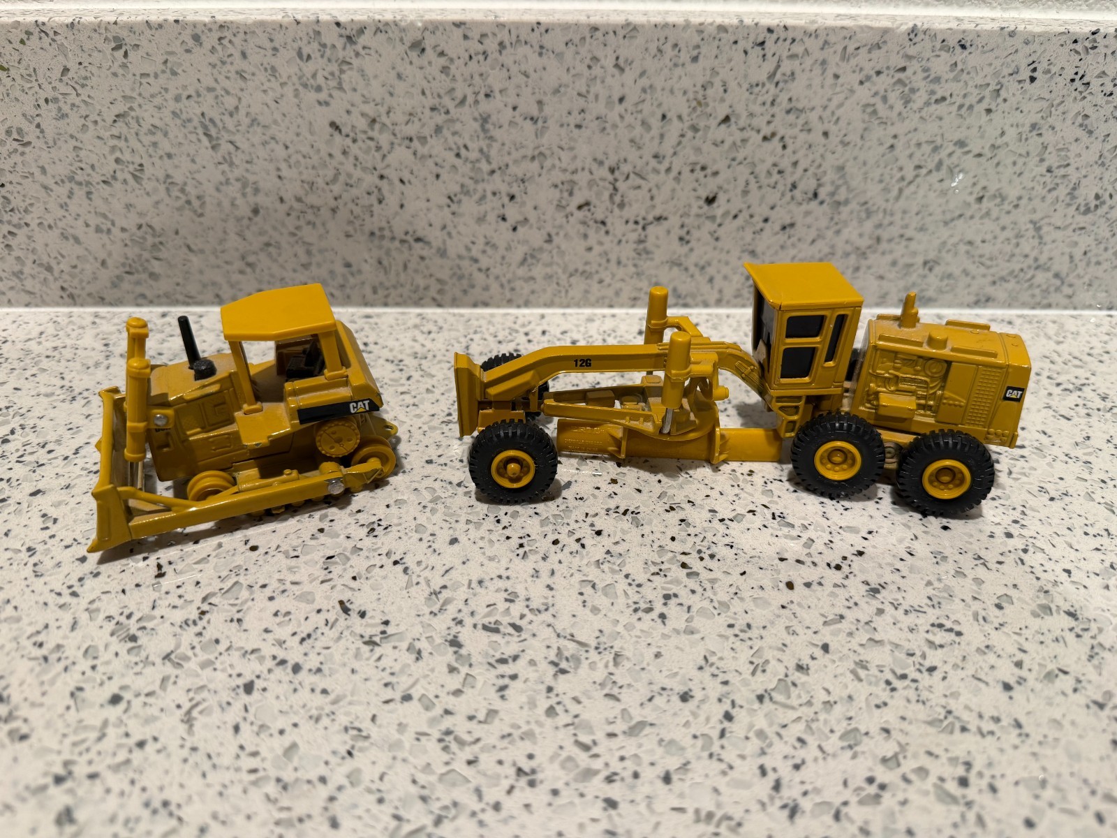 Ertl – 1:50 Die-Cast Caterpillar Construction Equipment Lot of 2 *FOR PARTS