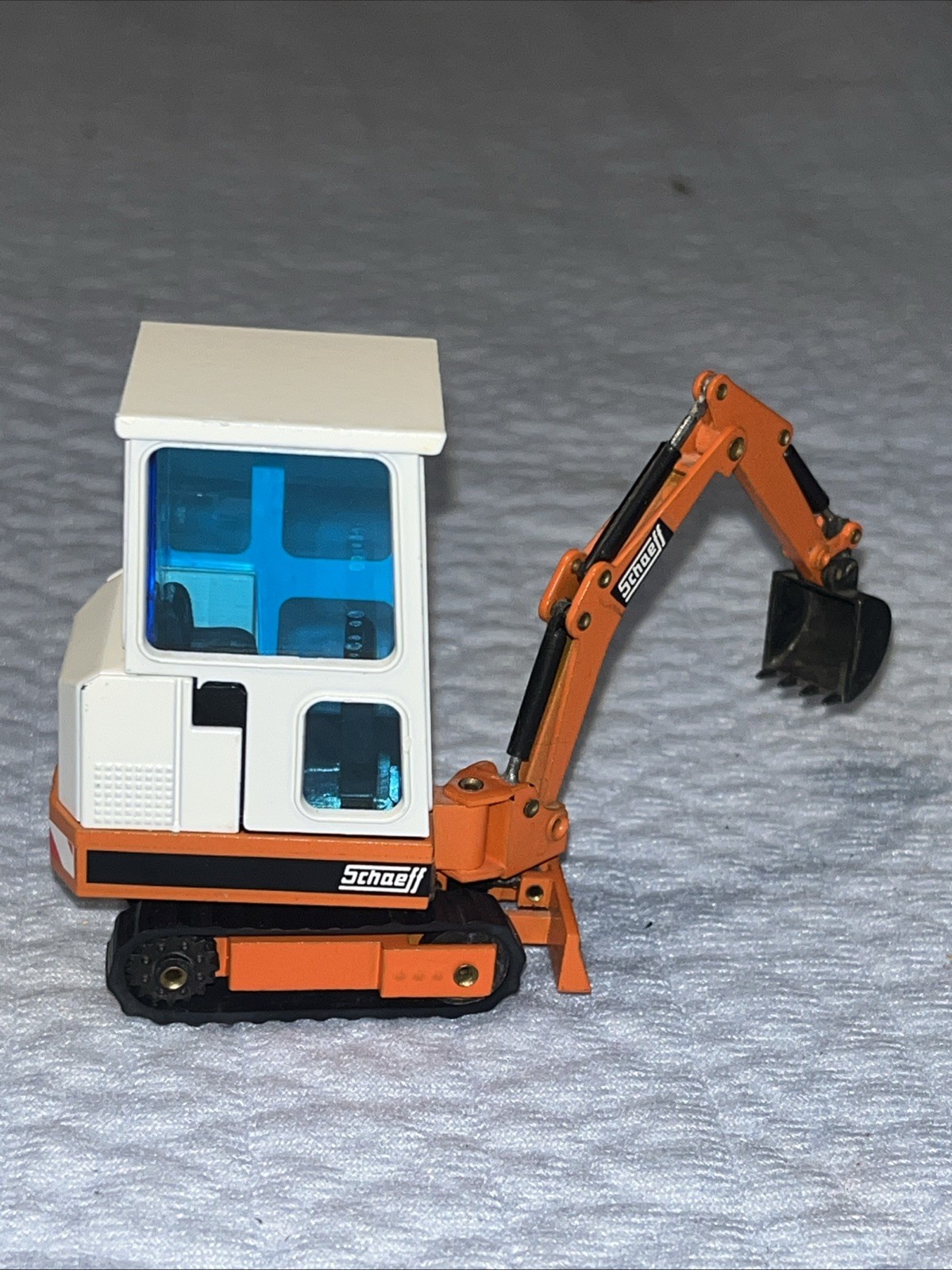 Schaeff HR2 Mini Excavator – NZG 1:35 Scale Diecast Model #324 W. Germany