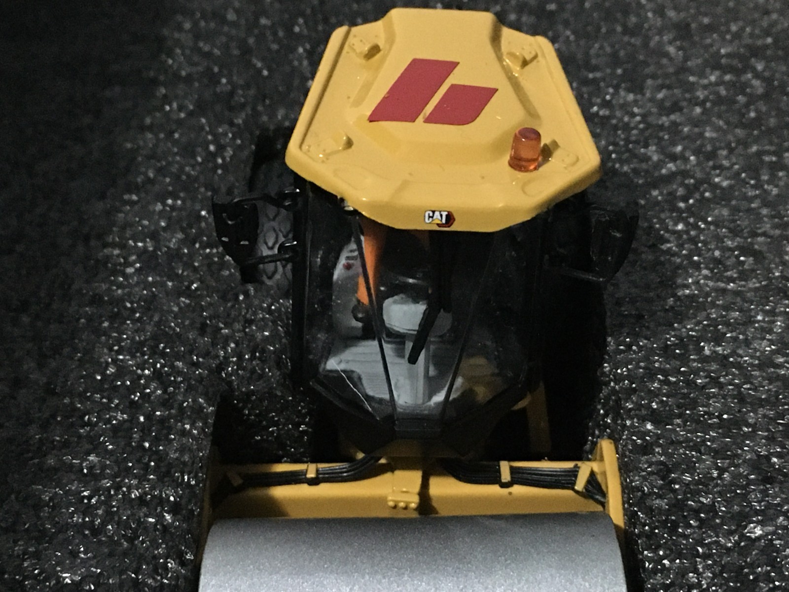Caterpillar CS11 GC Vibratory Soil Compactor 1:50 Model – Diecast Masters 85589