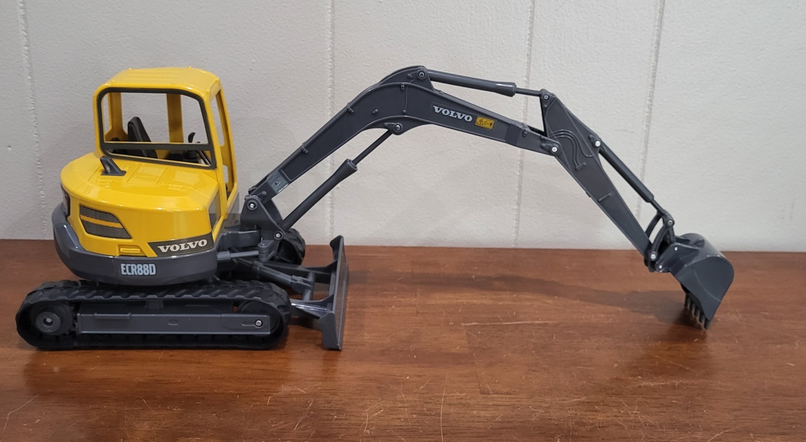 Volvo ECR88D Scale Functional Plastic Model Working Arm And Bucket Construction