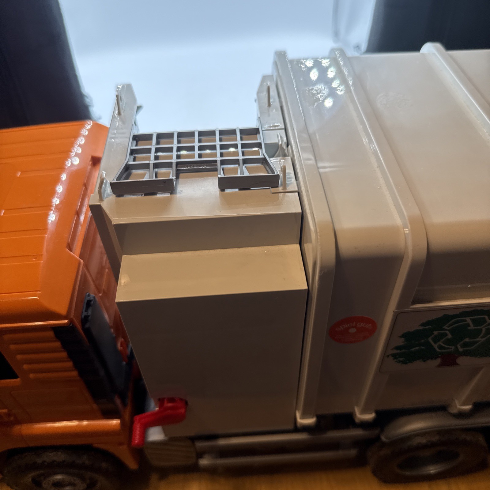 BRUDER MAN TGA Side Loading Garbage Recycle Truck w/2 Cans Vtg. 1998 – 21″ 1:16