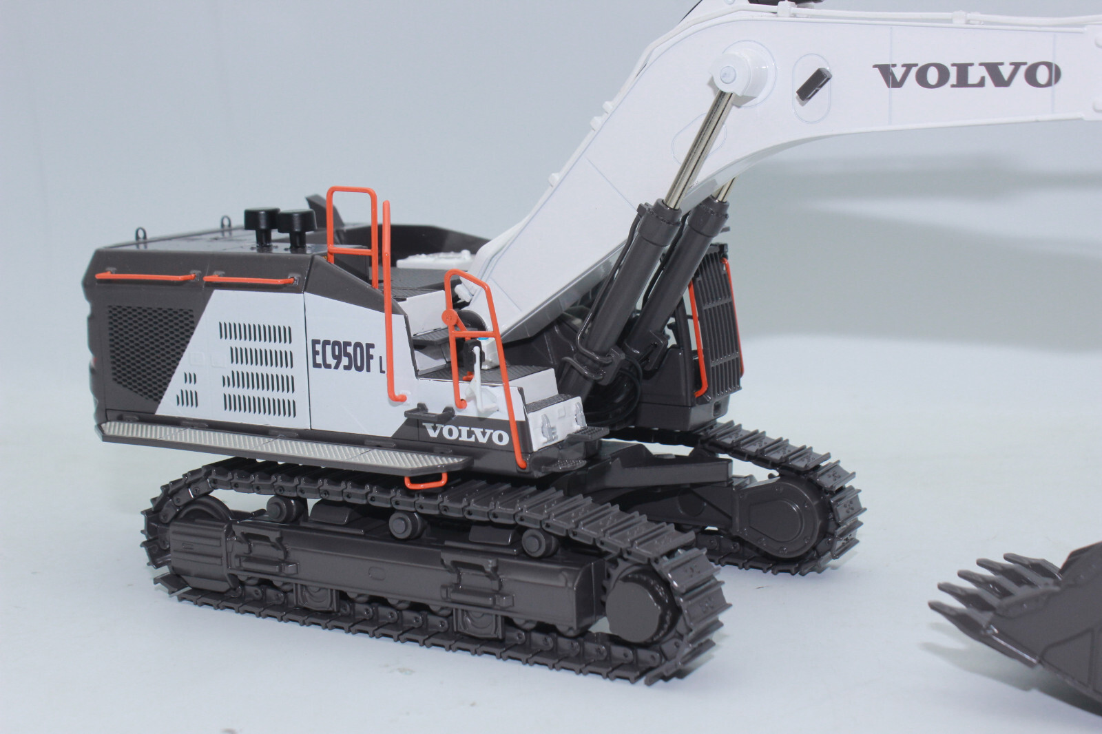 WSI 64-2012 Volvo Excavator WHITE EC 950 F Crawler Excavator 1:50 NEW OVP