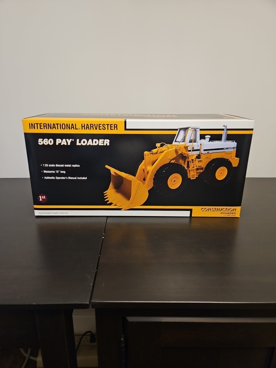 1/25 International Harvester IH First Gear 560 Pay Loader 15 Inches Yellow New!