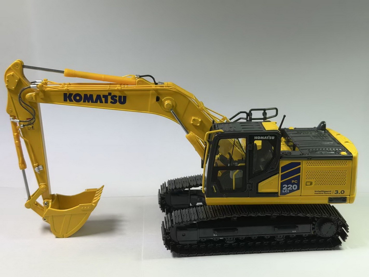 1/50 Scale KOMATSU PC220LCi-12 Hydraulic Excavator Diecast Model Toy Gift