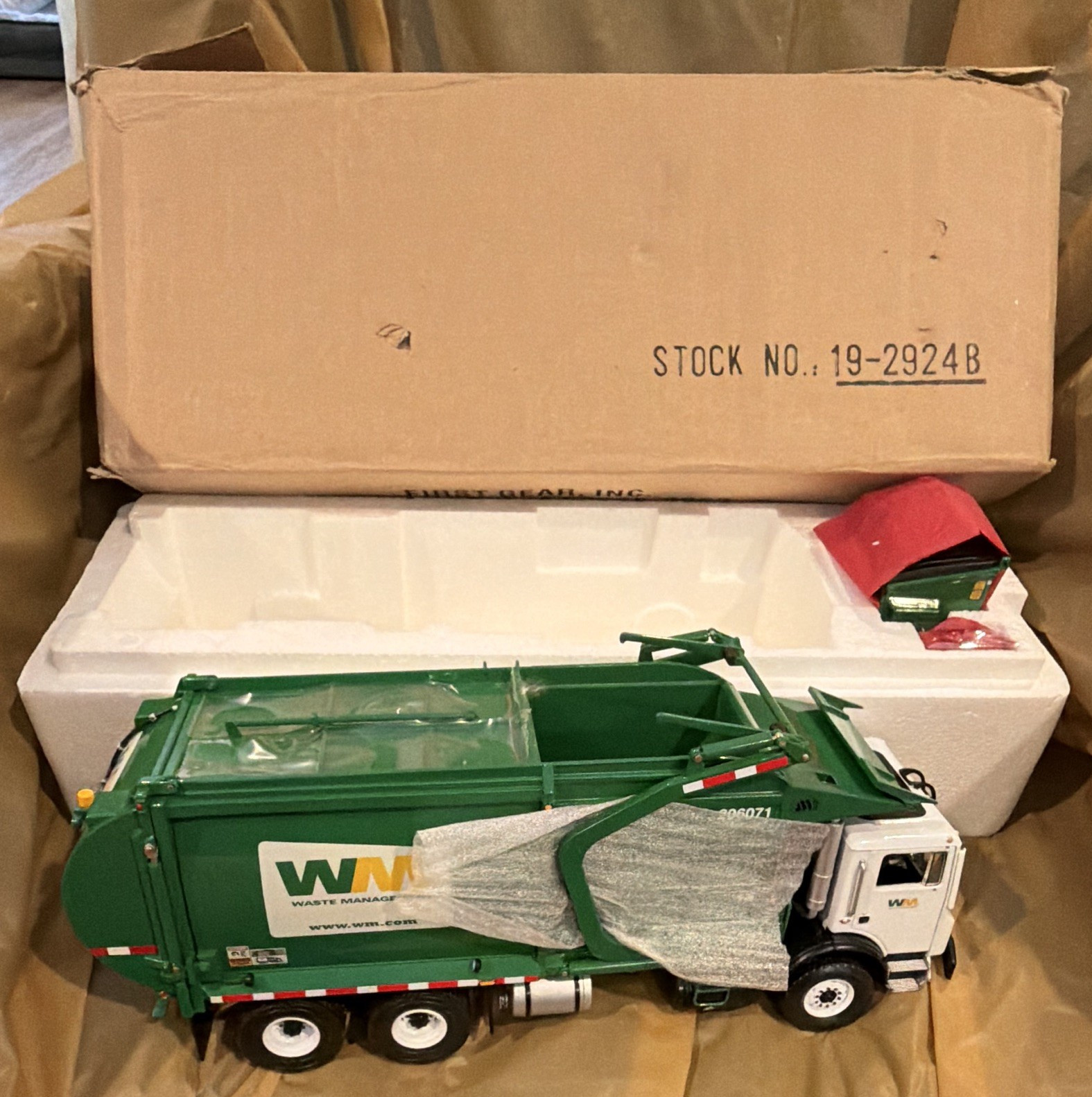 Waste Management WM Mack Garbage Truck 1:34 Diecast Green/White Unopened Box