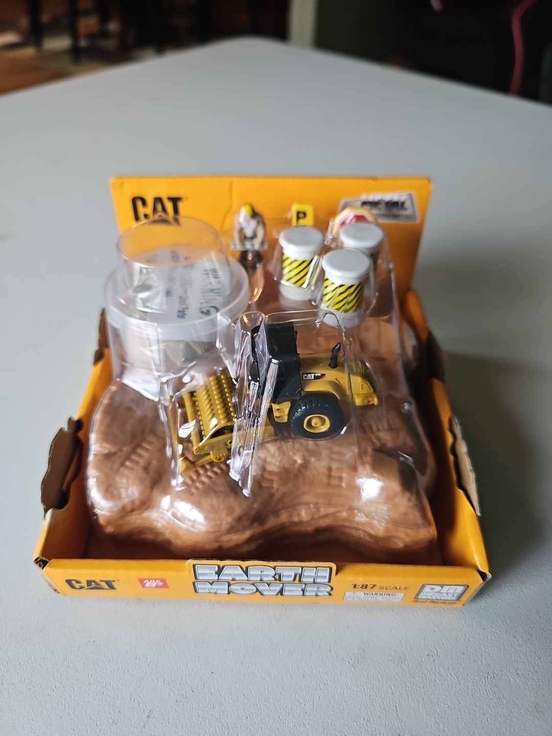 CATERPILLAR 1:87 CAT CP56 Padfoot Drum Vibratory Roller DIECAST MASTERS Bin AQ