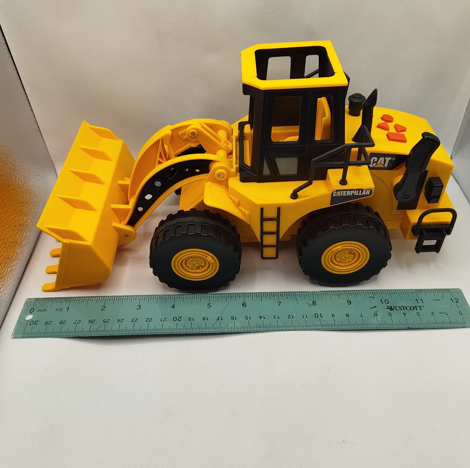 Toy State Industrial CAT Caterpillar Construction Front Loader Toy 12″ Yellow