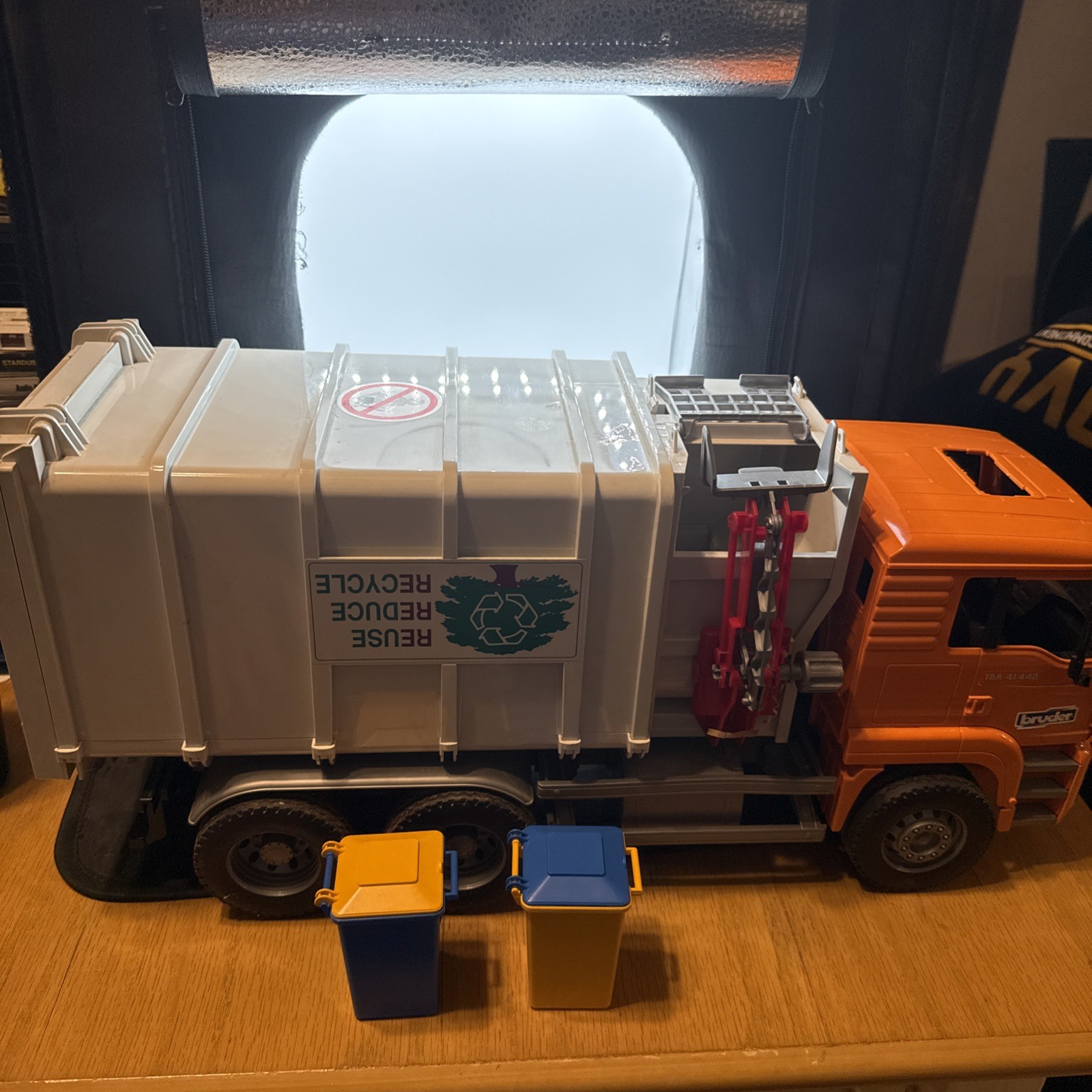 BRUDER MAN TGA Side Loading Garbage Recycle Truck w/2 Cans Vtg. 1998 – 21″ 1:16