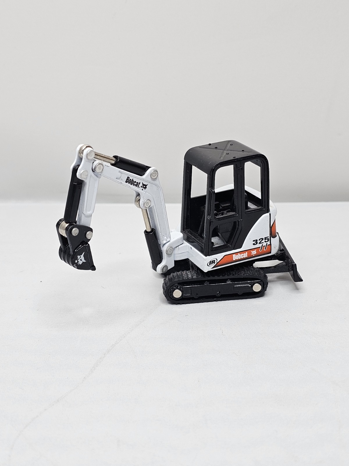 Bobcat X325 Compact Excavator – ERTL 1:50 Scale Diecast Model #12732 – No Box