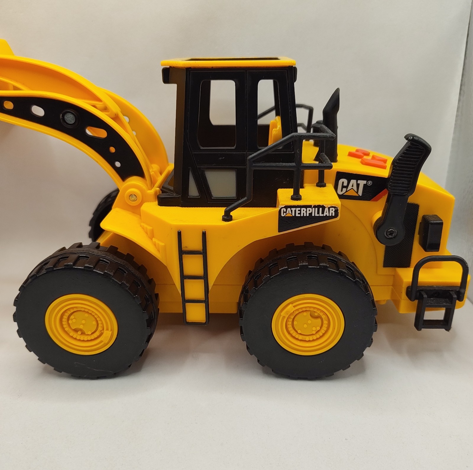 Toy State Industrial CAT Caterpillar Construction Front Loader Toy 12″ Yellow