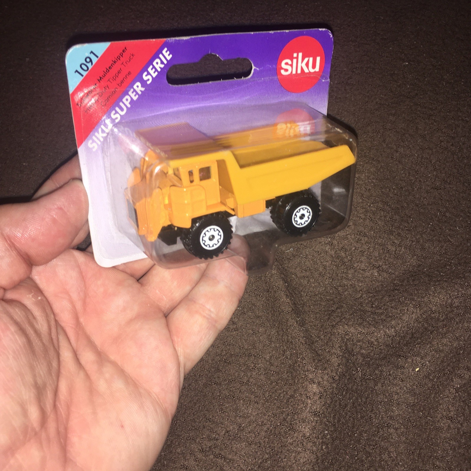 Siku Super 1091 Heavy Duty Tipper Yellow Dump Truck (Muldenkipper) 1:55 Scale