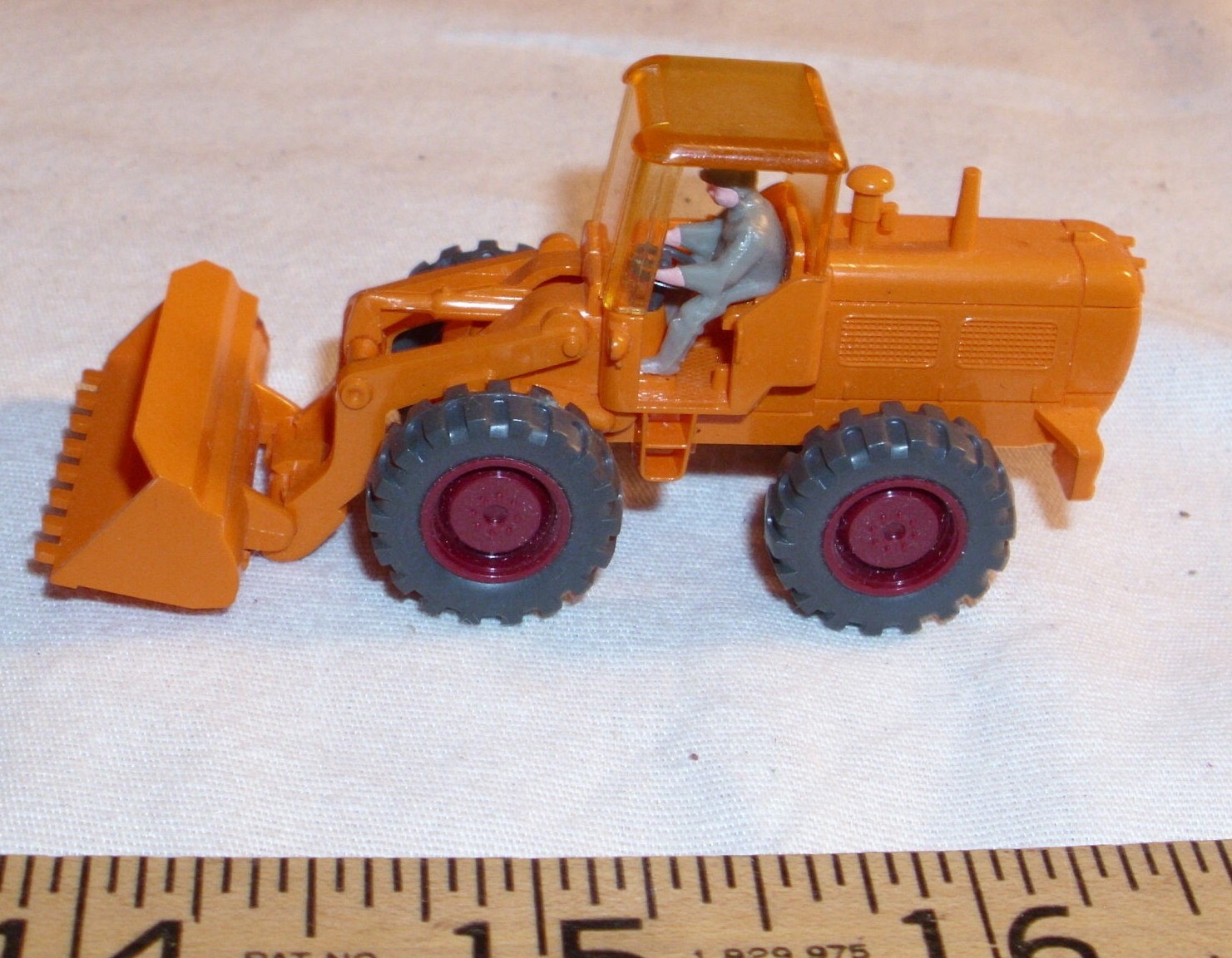 WIKING OF GERMANY FRONT LOADER HO PLASTIC CONSTRUCTION MODEL IN YELLOW