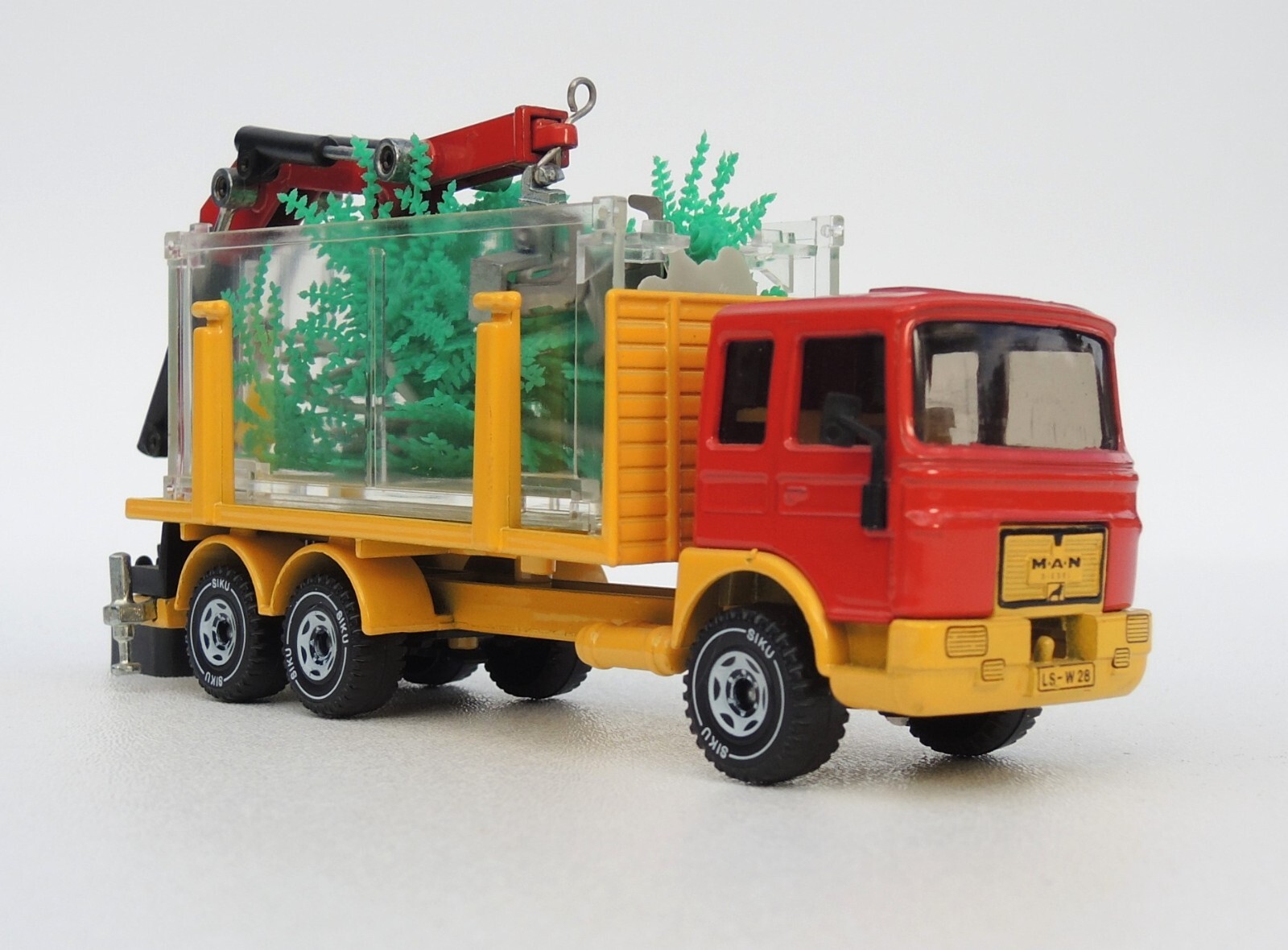 RARE 1/55 scale diecast SIKU mobile tree trimming MAN truck Very Cool!