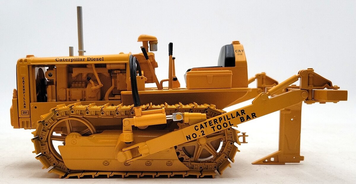 SpecCast CUST-782 1:16 Die-cast CAT D2 Track-Type Tractor w/ Tool Bar Blade EX