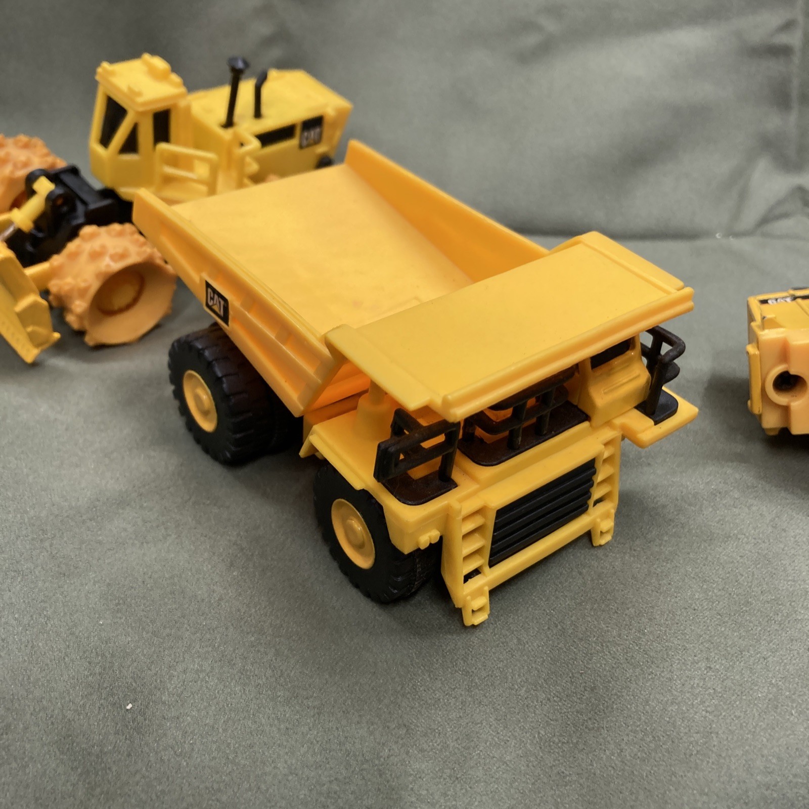 lot Of 3! 1998 Mattel Yellow Cat Bulldozer Tractor Dump Truck 1999 Compactor