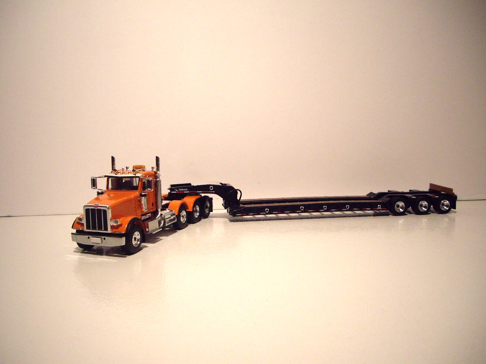 FIRST GEAR 1/50 ORANGE TRI-AXLE PETE 367 & BLACK TRI-AXLE LOWBOY DIECAST MASTERS