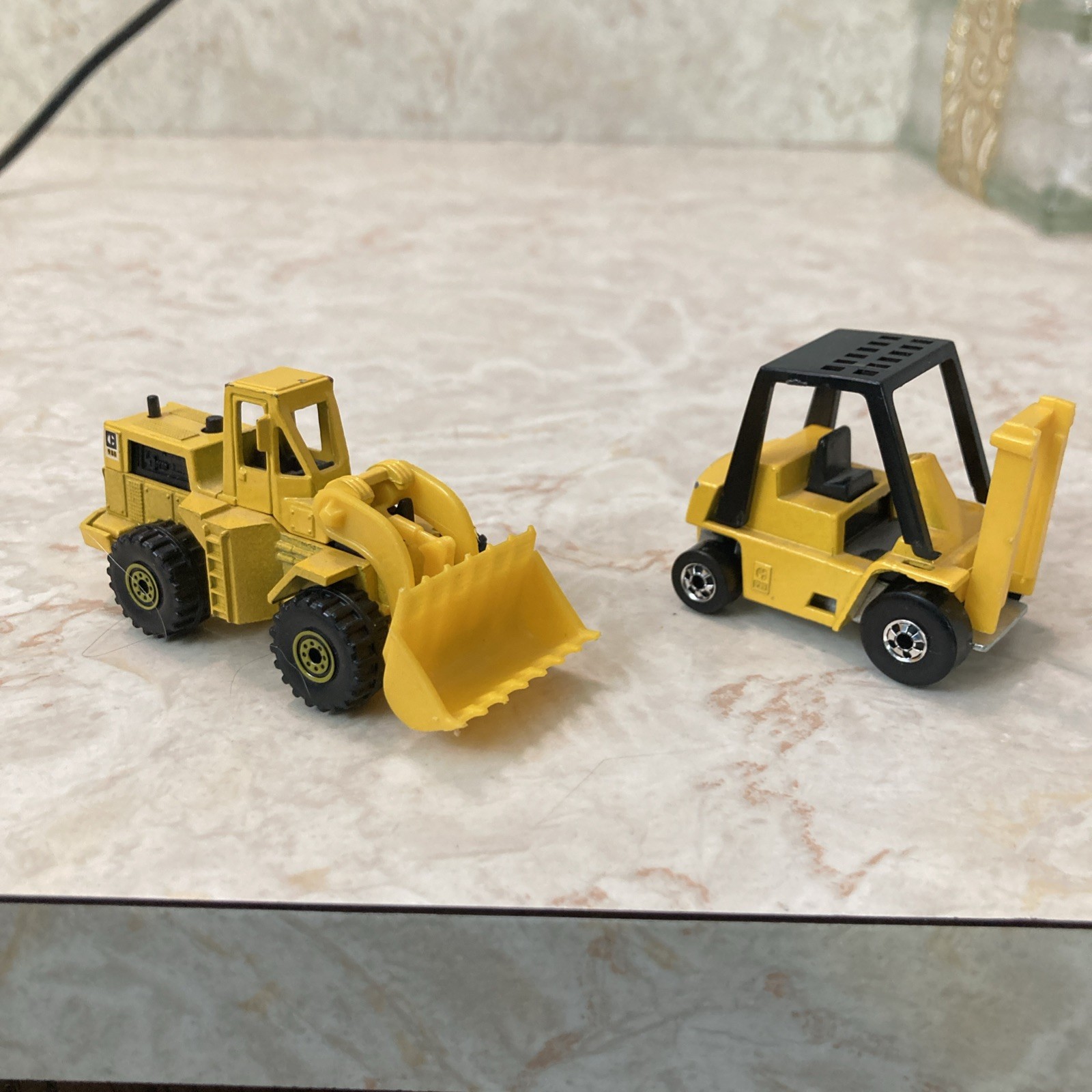 2 Hot Wheels 1979 Construction Cat Front Loader & Forklift (missing Forks)