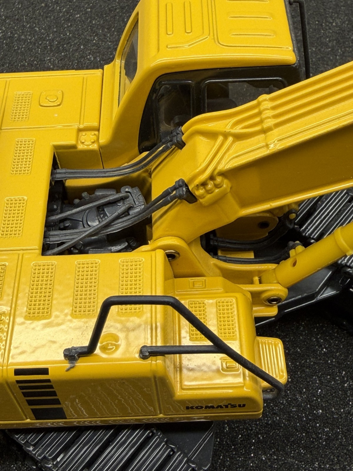 Joal 1:32 Scale Komatsu PC400LC-6 Die Cast Excavator with Rolling Metal Tracks
