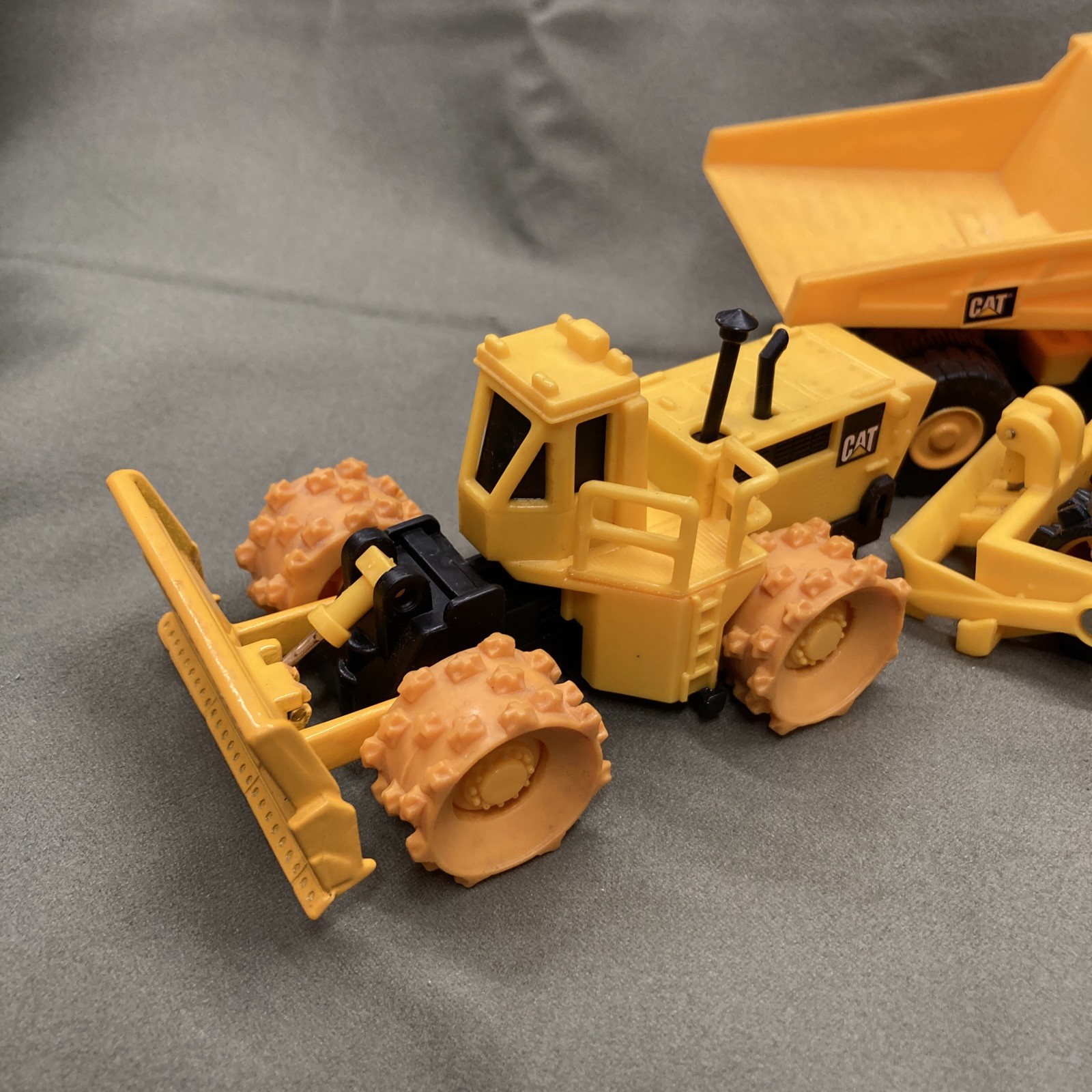 lot Of 3! 1998 Mattel Yellow Cat Bulldozer Tractor Dump Truck 1999 Compactor