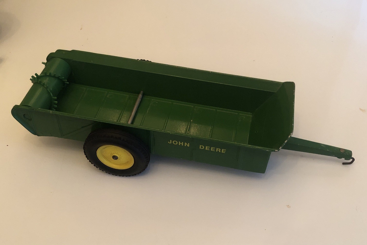 Vintage 1974 Ertl 1:16 Scale John Deere Manure Spreader, 14″ Long, Used
