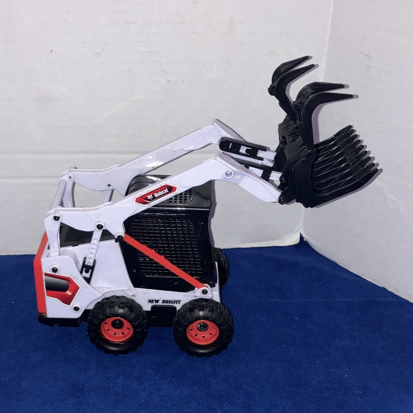New Bright Bobcat Skid Steer Loader Toy w/ Grapple Bucket White Black Red