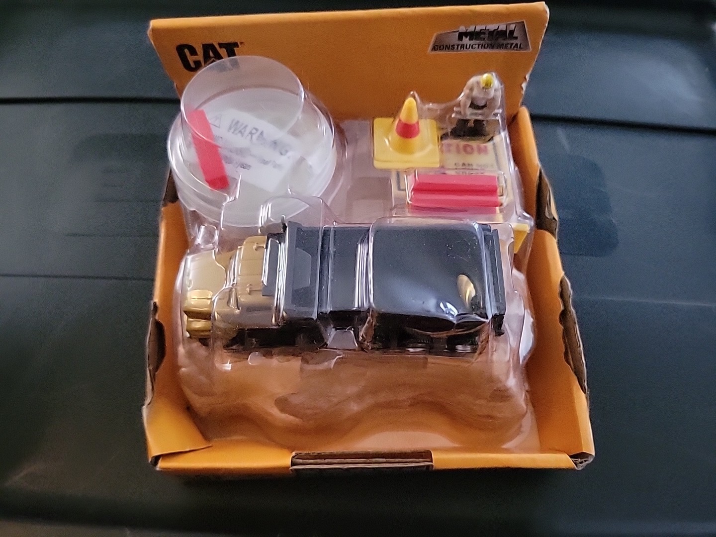 Diecast Masters 1/87 Earth Mover Play Set Cat CT681 Dump Truck 84556