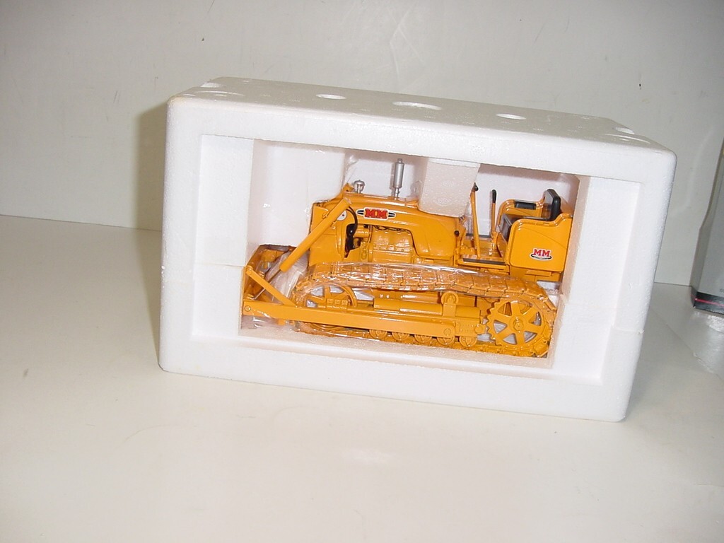 1/16 Minneapolis Moline 2 Star “High Detail” Crawler W/Blade by SpecCast NIB!