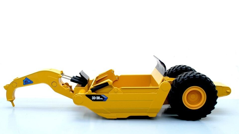 1:50 SPECCAST MOBILE TRACK SOLUTIONS 3630 Switchback Tractor & 33-38XL Scraper